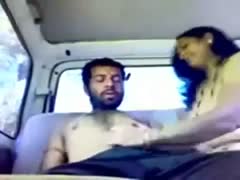 Lustful Indian harlot gives steamy orall-service to a sexually excited guy in car 